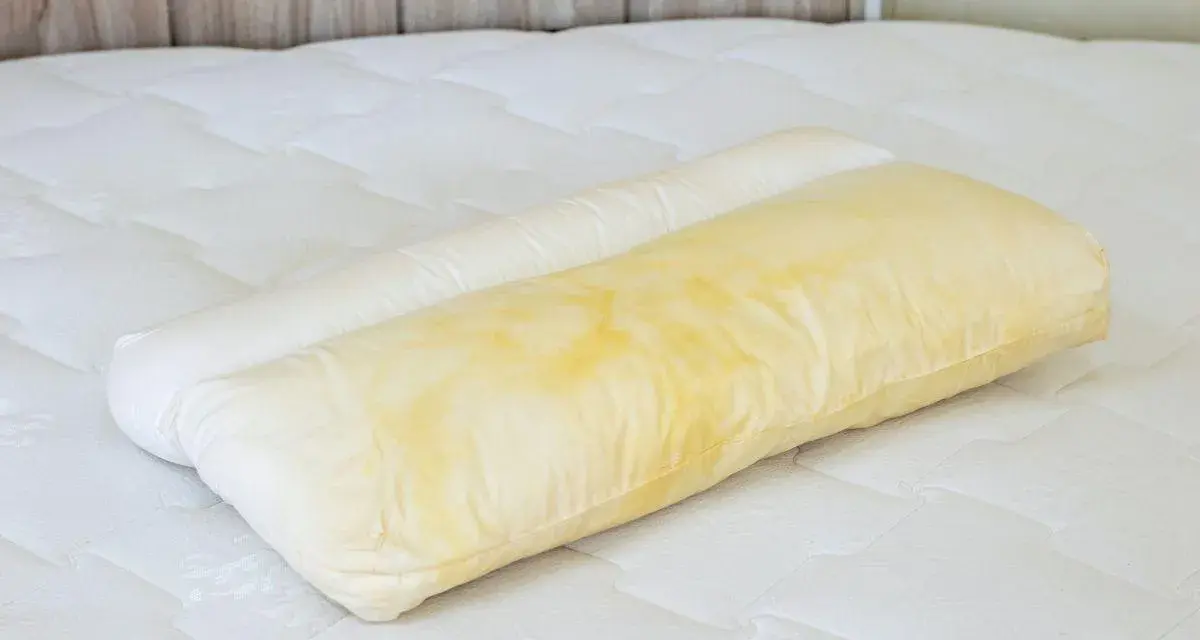 Federe ingiallite sul letto, un problema comune. Scopri come sbiancare le federe ingiallite per un bianco impeccabile.