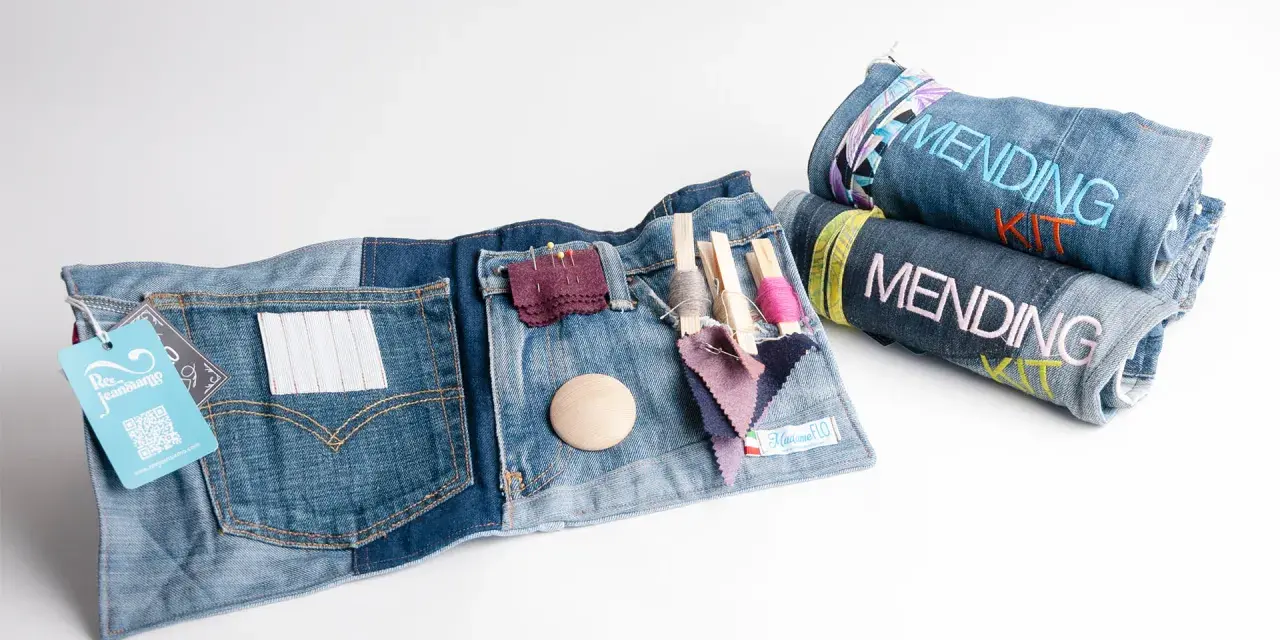 Kit per rammendo creativo jeans: tasche con fili, aghi, tessuti e bottoni. Arrotolati, altri kit con scritta "Mending Kit".
