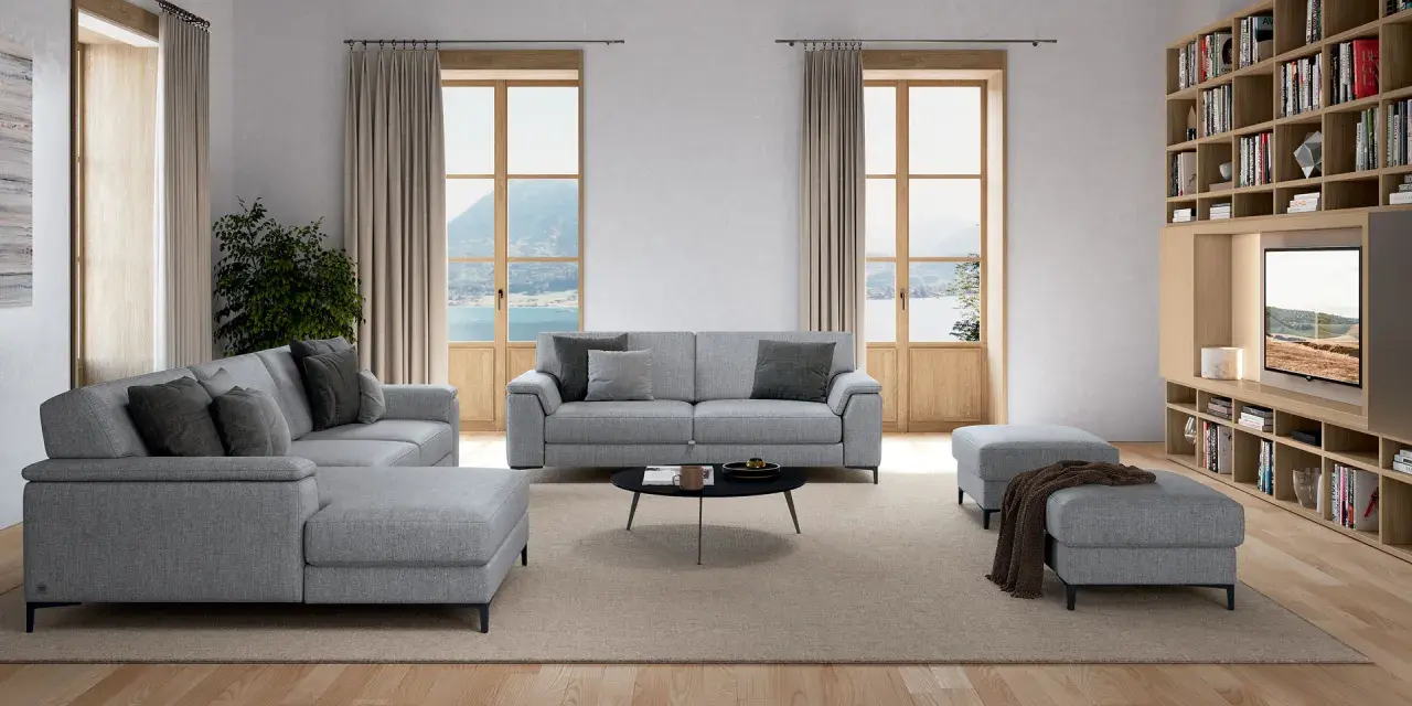 Tappeto sotto divano: sì, definisce lo spazio in questo soggiorno moderno con vista lago.