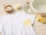 Togliere macchie di sudore vecchie dalla seta con limone, bicarbonato e sapone.