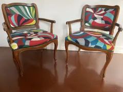 Due sedie con schienale rivestite con tessuto colorato e geometrico, un'idea per come rivestire una sedia con schienale.