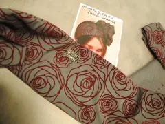 Tessuto grigio con rose rosse, ideale per imparare come fare un turbante di stoffa.