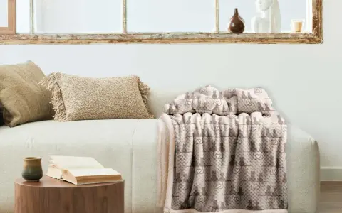 Plaid con gattini e cuori, pronto per essere lavato in lavatrice. Morbido e accogliente, perfetto per il divano.
