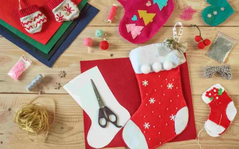 Materiali per calze Befana personalizzate fai da te: pannolenci, forbici, filo, perline e decorazioni per creare la tua calza unica.