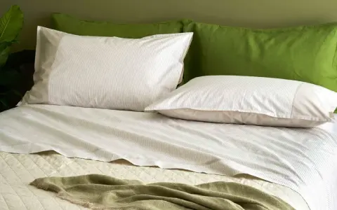 Lenzuola matrimoniali a righe sottili, con federe coordinate e coperta verde. Perfette per ogni letto, le misure lenzuola matrimoniali sono ideali.