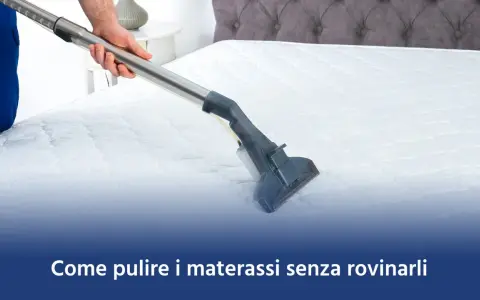Un professionista effettua la pulizia dei materassi con un aspiratore, garantendo un ambiente sano e igienico.