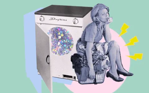 Donna annoiata seduta su un cesto di panni, accanto a una lavatrice con glitter. Un'idea su come disinfettare i vestiti senza lavarli.