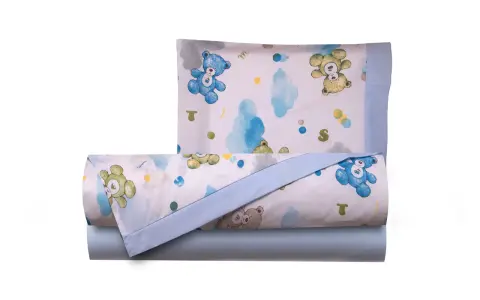 Lenzuolo lettino con simpatici orsetti e nuvole. Le misure sono perfette per un lettino da bambino.