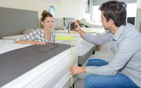 Coppia misura il materasso per un lenzuolo singolo.