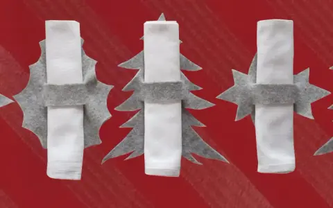 Portatovaglioli in feltro grigio a forma di albero di Natale, perfetti per un fai da te natalizio.