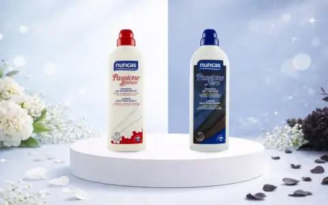 Due flaconi di detersivo Nuncas, uno bianco e uno nero, per eliminare le macchie di sapone sui vestiti e ravvivare i colori.