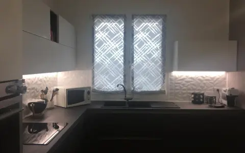 Tende a fantasia geometrica che tende mettere in cucina, illuminando l'ambiente con stile.