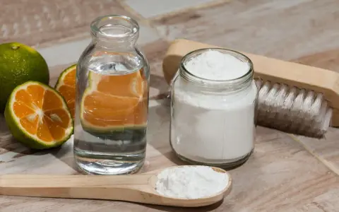 Ingredienti naturali per sbiancare biancheria ingiallita: bicarbonato, limone e acqua.
