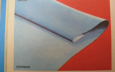 Orlo piegato, non imbastito. L'orlo si piega nello stesso modo sia per cucirlo a macchina che a mano.