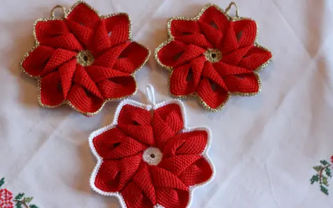 Tre presine natalizie fai da te a forma di stella rossa, con bordi dorati o bianchi, perfette per decorare la tavola.