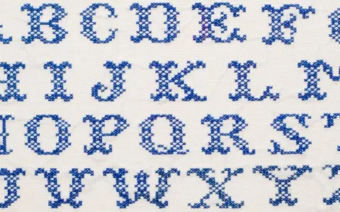 Alfabeto completo ricamato a punto croce blu su bianco. Ideali per facili disegni da ricamare gratis, perfetti per personalizzare ogni progetto.