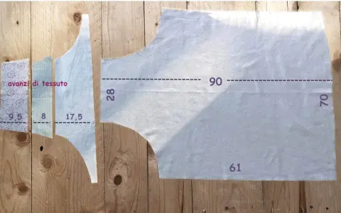 Modelli per grembiuli da cucina fai da te su tessuto chiaro, con misure indicate.