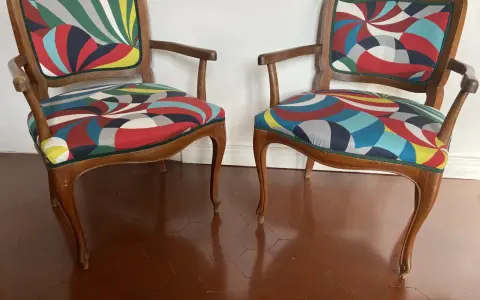 Due sedie con schienale rivestite con tessuto colorato e geometrico, un'idea per come rivestire una sedia con schienale.