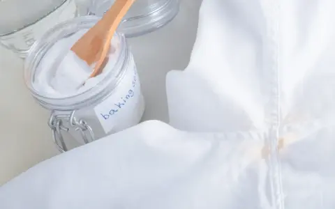 Bicarbonato di sodio e acqua per risolvere come smacchiare maglia bianca con macchie ostinate.