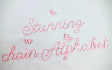 Punto ricamo per scritte: "Stunning chain Alphabet" in rosa, con piccole farfalle applicate.