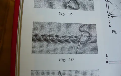 Dettaglio di un libro con illustrazioni di cucito. La figura 137 mostra un punto a maglia, forse un punto turco, in lavorazione con ago e filo.