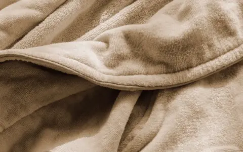 Morbido accappatoio in asciugatrice, pronto per essere indossato dopo un bagno rilassante.