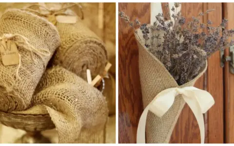 Rotoli di juta pronti per **lavori creativi**. Un mazzetto di lavanda essiccata avvolto in juta, legato con un nastro, decora una porta di legno.
