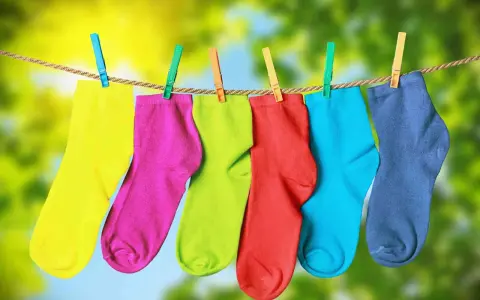 Calzini colorati appesi ad asciugare, un modo semplice per capire come fissare il colore sui tessuti.