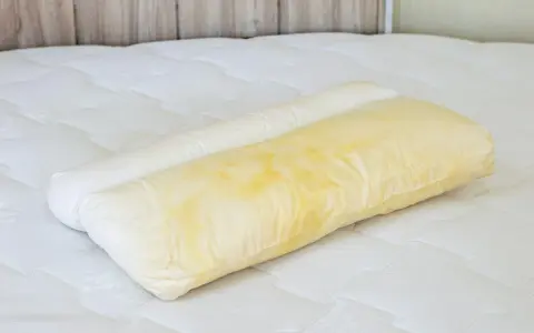 Federe ingiallite sul letto, un problema comune. Scopri come sbiancare le federe ingiallite per un bianco impeccabile.