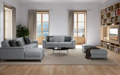 Tappeto sotto divano: sì, definisce lo spazio in questo soggiorno moderno con vista lago.