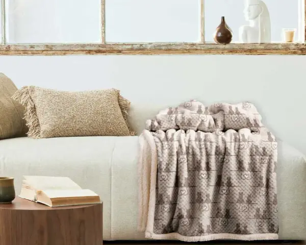 Plaid con gattini e cuori, pronto per essere lavato in lavatrice. Morbido e accogliente, perfetto per il divano.