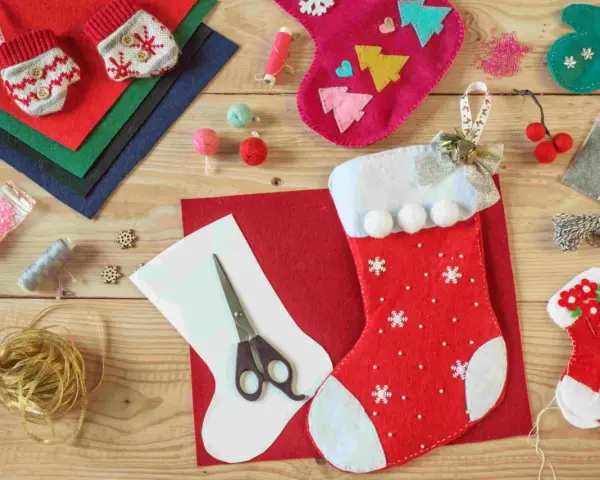 Materiali per calze Befana personalizzate fai da te: pannolenci, forbici, filo, perline e decorazioni per creare la tua calza unica.