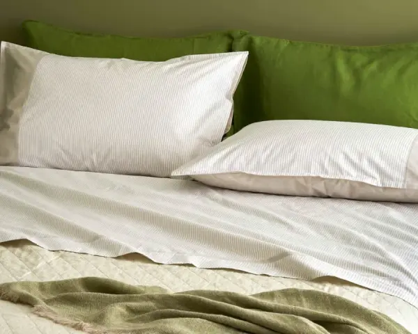 Lenzuola matrimoniali a righe sottili, con federe coordinate e coperta verde. Perfette per ogni letto, le misure lenzuola matrimoniali sono ideali.
