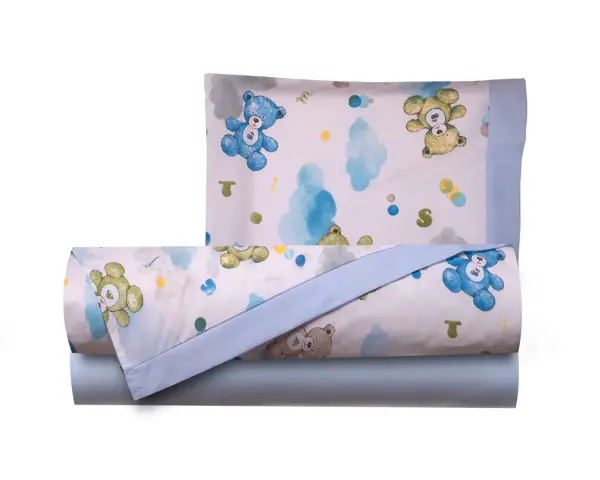 Lenzuolo lettino con simpatici orsetti e nuvole. Le misure sono perfette per un lettino da bambino.
