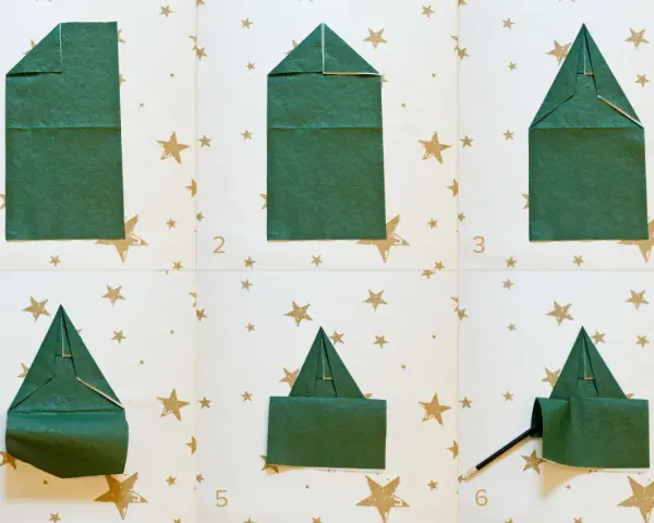 Passaggi per creare alberelli di Natale con tovaglioli piegati. Un modo creativo per decorare la tavola delle feste.
