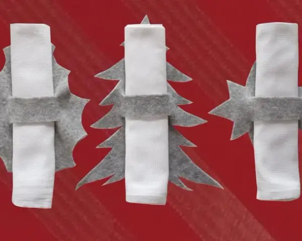 Portatovaglioli in feltro grigio a forma di albero di Natale, perfetti per un fai da te natalizio.