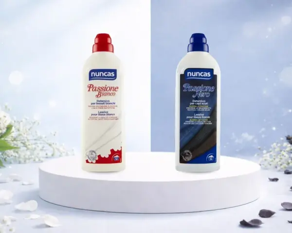 Due flaconi di detersivo Nuncas, uno bianco e uno nero, per eliminare le macchie di sapone sui vestiti e ravvivare i colori.