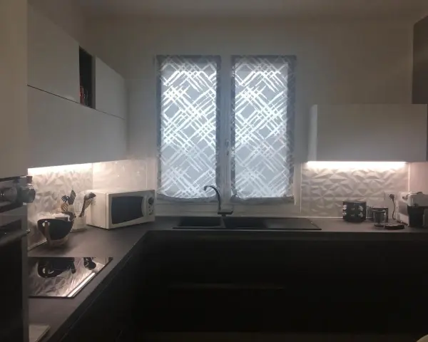 Tende a fantasia geometrica che tende mettere in cucina, illuminando l'ambiente con stile.