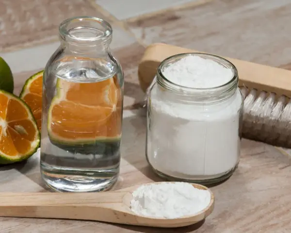 Ingredienti naturali per sbiancare biancheria ingiallita: bicarbonato, limone e acqua.