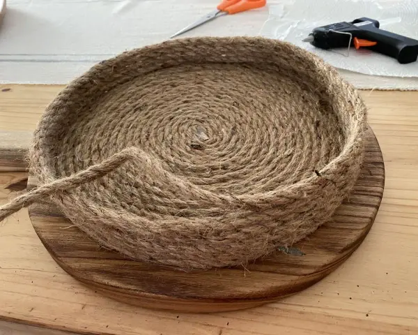 Come fare un cesto con la corda: un progetto fai-da-te con corda di juta, base in legno, forbici e colla a caldo.