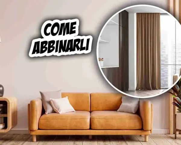 Come abbinare tende al divano: un soggiorno accogliente con divano color cuoio e tende marroni.