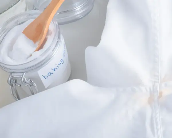 Bicarbonato di sodio e acqua per risolvere come smacchiare maglia bianca con macchie ostinate.