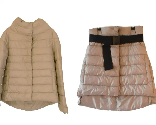 Giubbotto piumino beige e gonna piumino con cintura nera. Ideale per chi vuole imparare come tingere un giubbotto piumino.