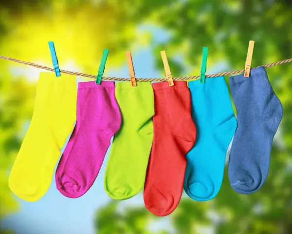 Calzini colorati appesi ad asciugare, un modo semplice per capire come fissare il colore sui tessuti.