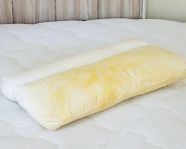 Federe ingiallite sul letto, un problema comune. Scopri come sbiancare le federe ingiallite per un bianco impeccabile.