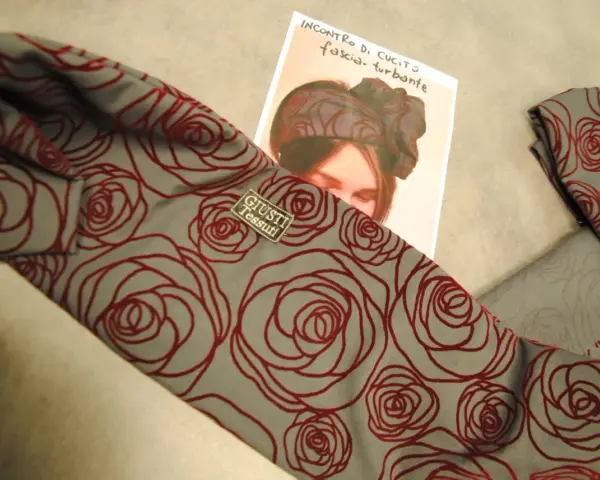 Tessuto grigio con rose rosse, ideale per imparare come fare un turbante di stoffa.