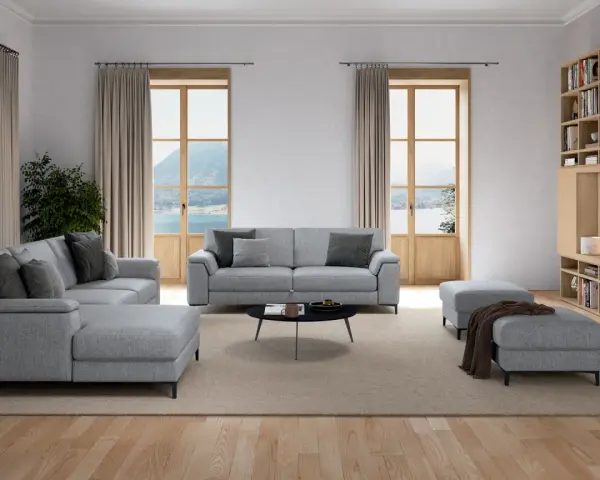 Tappeto sotto divano: sì, definisce lo spazio in questo soggiorno moderno con vista lago.