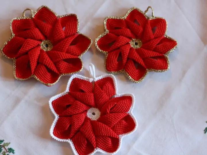 Tre presine natalizie fai da te a forma di stella rossa, con bordi dorati o bianchi, perfette per decorare la tavola.