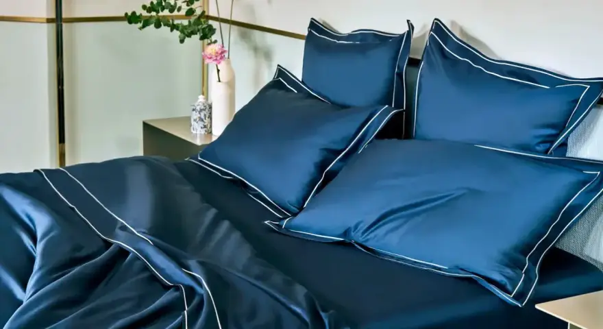 Lenzuola blu navy con bordi bianchi, perfette per ogni letto. Consulta la tabella misure lenzuola per trovare la tua.