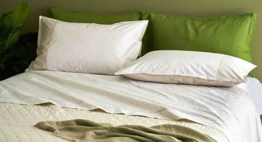 Lenzuola matrimoniali a righe sottili, con federe coordinate e coperta verde. Perfette per ogni letto, le misure lenzuola matrimoniali sono ideali.